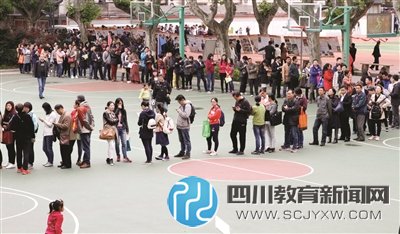 南京民辦校招160人來(lái)3000多人，家長(zhǎng)排一夜