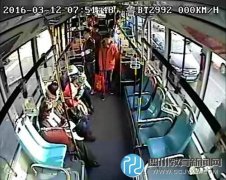 熊孩子公交車內(nèi)放鞭炮 孩子母親一臉不屑