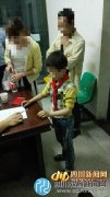 8歲小學(xué)生報復(fù)同桌畫“三八線” 當(dāng)街劃