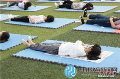 女大學生睡操場 呼吁關注睡眠質量